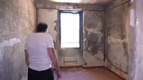Philippe Bavent, au sein de son appartement incendié en juillet 2023 à Nice (Alpes-Maritimes), au début du mois de juillet 2025.