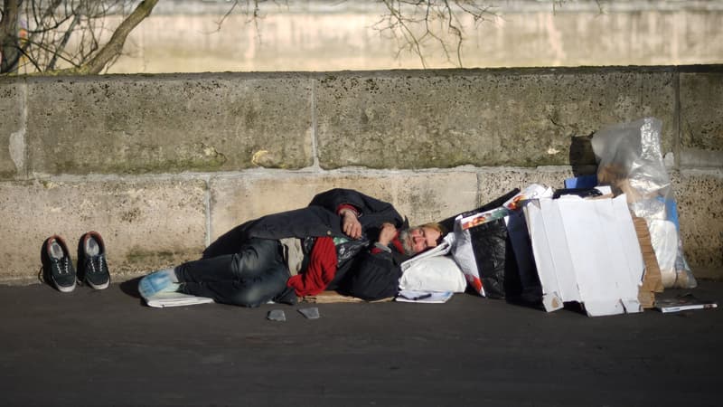 Une personne sans-abri sur les quais de Paris, en décembre 2017 (PHOTO D'ILLUSTRATION).