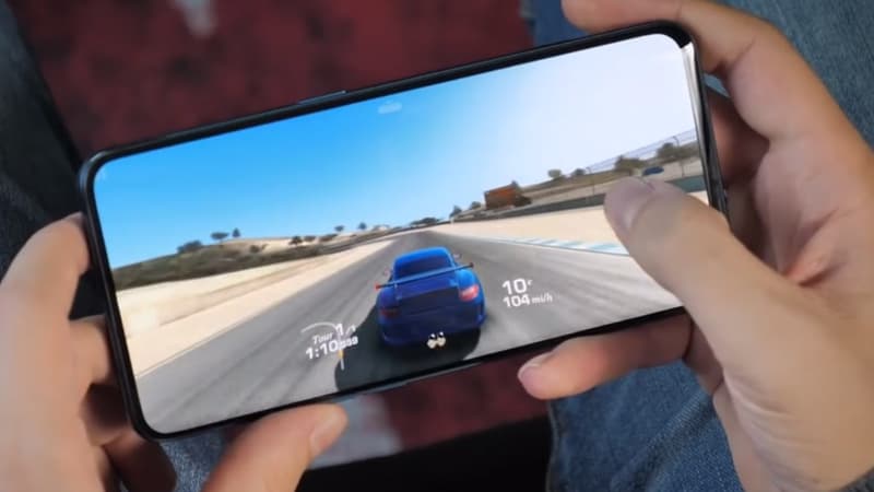 Prendre le contrôle d'une voiture avec son smartphone, comme ici avec le jeu Real Racing 3, ce sera peut-être possible dans les futures voitures autonomes