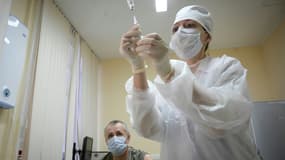 Une infirmière prépare une injection du vaccin  Spoutnik V dans une clinique de Moscou, le 30 décembre 2020