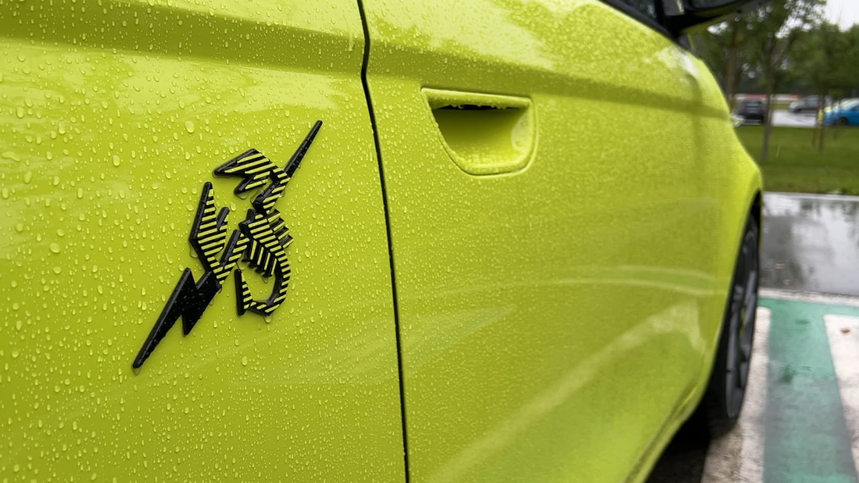Le scorpion traversé par la foudre sur la première électrique d'Abarth Le scorpion traversé par la foudre sur la première électrique d'Abarth