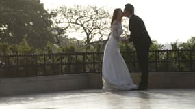 Un couple de jeunes mariés square du Trocadéro, à Paris