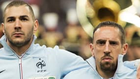 Karim Benzema et Franck Ribéry écoute l'hymne national avec l'équipe de France de football