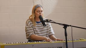 Louane dans la vidéo de sa version acoustique de "maman"