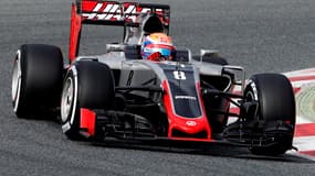 Romain Grosjean au volant de sa monoplace Haas à Barcelone