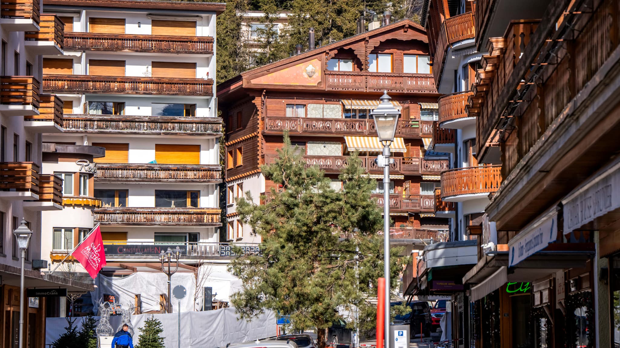 Une vue générale de la rue et du bar Le Constellation délimité par une tente médico-légale après un incendie qui a ravagé l'établissement à Crans-Montana pendant les célébrations du Nouvel An, le 1er janvier 2026
