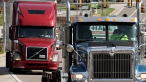 Des camions semi-remorques se déplacent le long de la Lincoln Highway à Breezewood, en Pennsylvanie, le 14 octobre 2021 (photo d'illustration).
