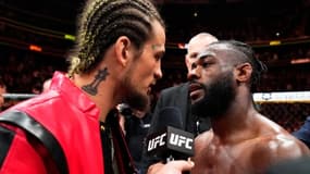 Sean O'Malley (à gauche) et Aljamain Sterling après la victoire de ce dernier sur Henry Cejudo à l'UFC 288 en mai 2023