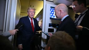 Donald Trump s'adresse aux journalistes à bord d'Air Force One, alors qu'il retourne à la Maison Blanche à Washington, DC, le 13 avril 2025.