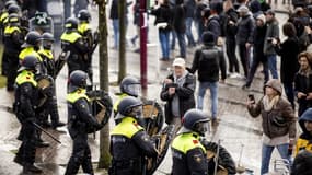 Les policiers face aux manifestants hollandais ce dimanche.