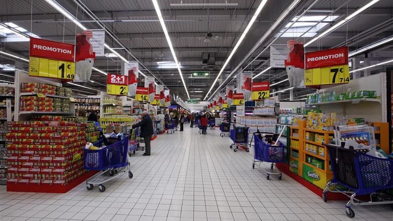 Le ministre de la Consommation Benoît Hamon a déclaré lundi que le gouvernement privilégiait l'hypothèse d'un encadrement plus strict du crédit renouvelable à sa suppression pure et simple réclamée par certains élus socialistes. /Photo d'archives/REUTERS/