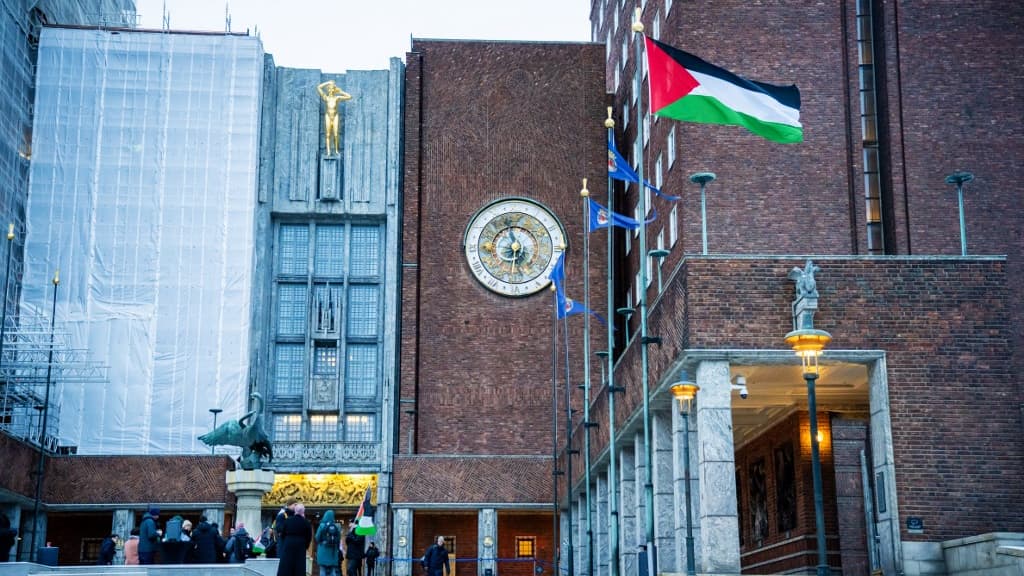 L'hôtel de ville d'Oslo et le drapeau palestinien, novembre 2023 L'hôtel de ville d'Oslo et le drapeau palestinien, novembre 2023