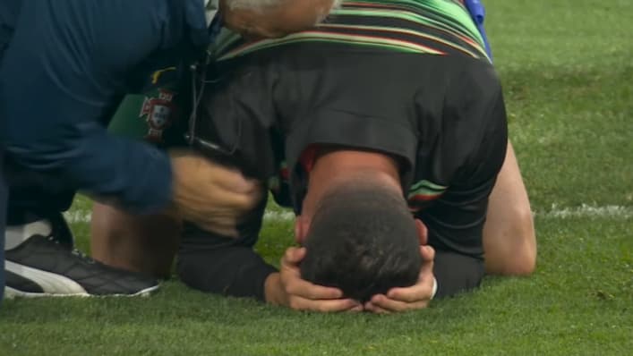 Cristiano Ronaldo s'effondre sur la pelouse après le sacre du Portugal en Ligue des nations, 8 juin 2025 Cristiano Ronaldo s'effondre sur la pelouse après le sacre du Portugal en Ligue des nations, 8 juin 2025