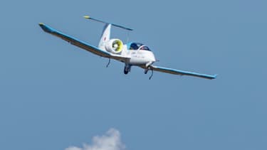 L'Airbus électrique E-Fan lors de sa traversée de la Manche.