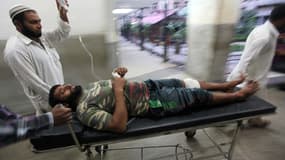 Un homme blessé dans les affrontements entre l'Inde et le Pakistan évacué sur une civière