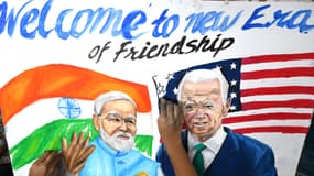 Des étudiants dessinant un tableau représentant le Premier ministre indien Narendra Modi et le président américain Joe Biden, dans une école d'art de Mumbai (Inde) le 7 septembre 2023, avant le sommet du G20 de à New Delhi.