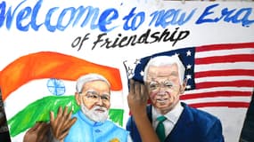 Des étudiants dessinant un tableau représentant le Premier ministre indien Narendra Modi et le président américain Joe Biden, dans une école d'art de Mumbai (Inde) le 7 septembre 2023, avant le sommet du G20 de à New Delhi.