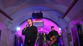 Bono et The Edge de U2 lors de leur concert à l'intérieur du métro de Kiev, dimanche 8 mai 2022