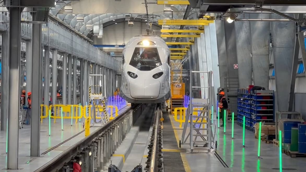 Le TGV M arrivant pour la première fois dans son Technicentre parisien Le TGV M arrivant pour la première fois dans son Technicentre parisien