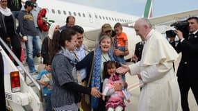 Le pape accueille trois familles de réfugiés ramenées de Lesbos, à Rome, le 16 avril. 