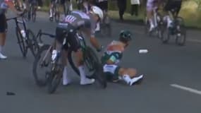 Jasper Philipsen à terre après une énorme chute sur la 3e étape du Tour de France, le 7 juillet 2025
