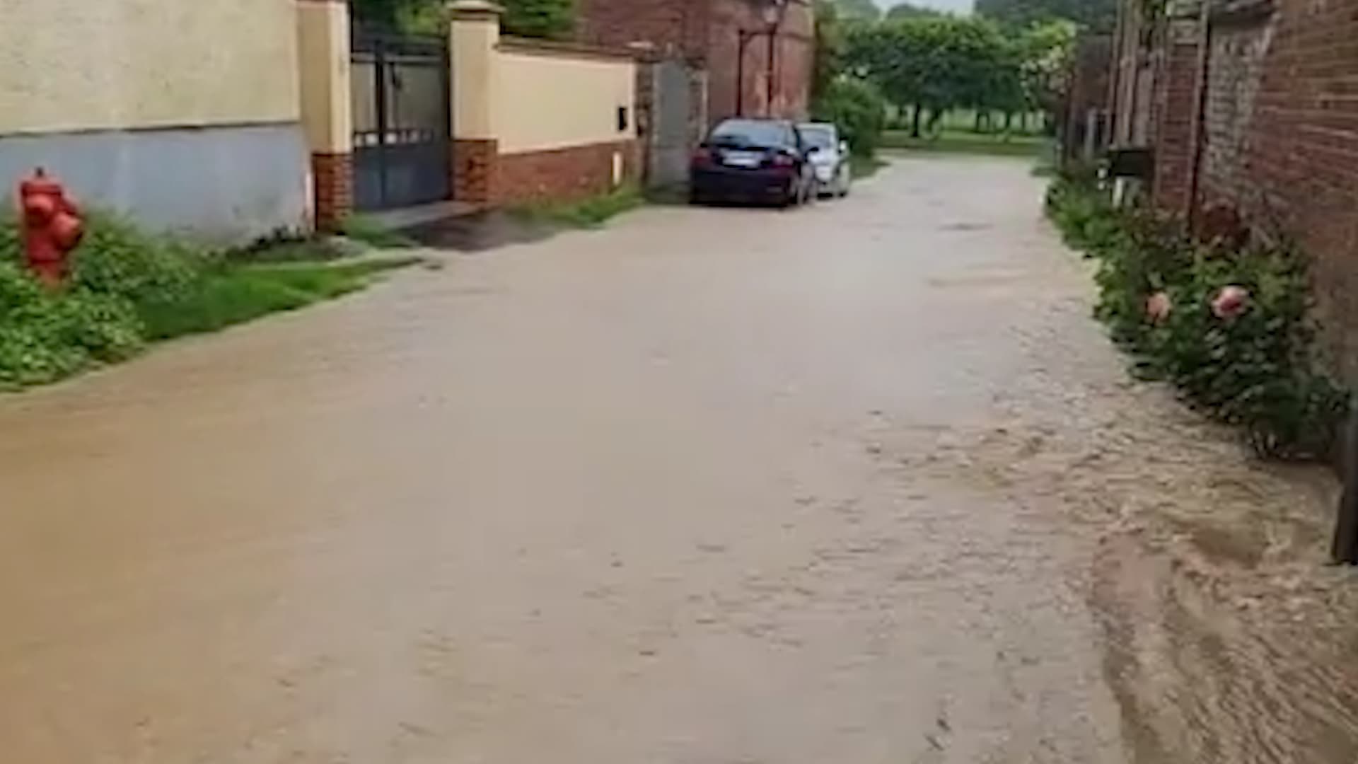 Des coulées de boue filmées mardi 21 mai au soir dans un village de l'Oise. Des coulées de boue filmées mardi 21 mai au soir dans un village de l'Oise.