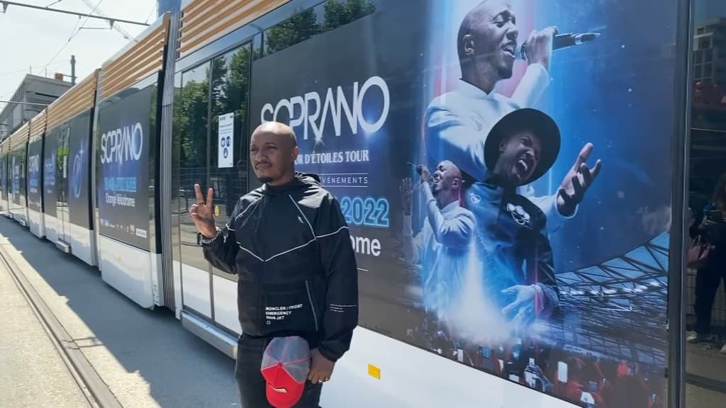 Soprano a surpris ses fans marseillais dans un tramway redécoré pour l'occasion à Marseille.