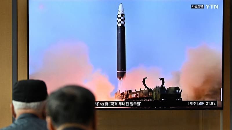 Des personnes regardent le lancement test d'un missile nord-coréen à Séoul le 25 septembre 2022.