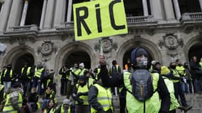 Des gilets jaunes réclament le RIC