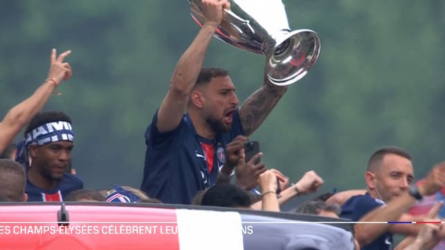 Gianluigi Donnarumma brandit la Ligue des champions lors de la parade du PSG sur les Champs-Elysées, 1er juin 2025