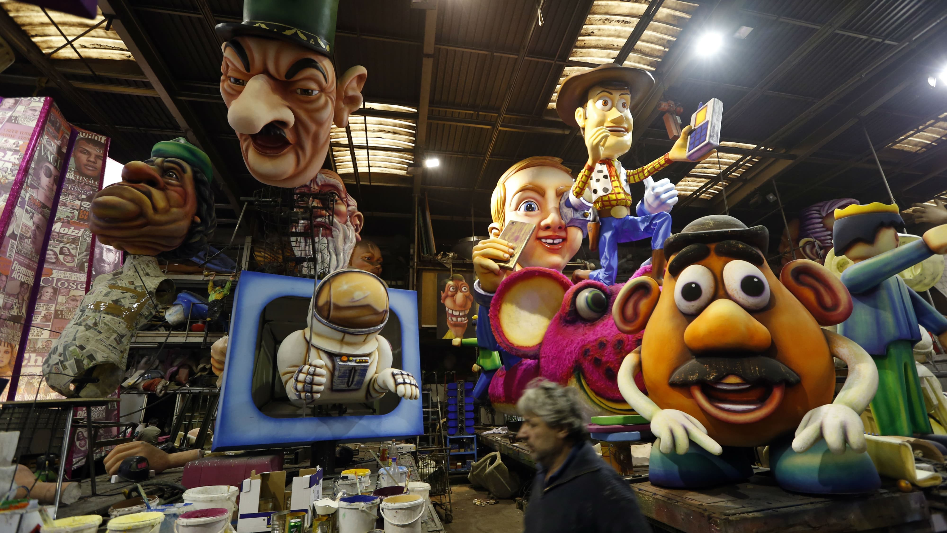 Dans le hangar où sont exposées les chars du Carnaval de Nice 2016 Dans le hangar où sont exposées les chars du Carnaval de Nice 2016