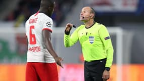 Konaté (Leipzig) devant Antonio Mateu Lahoz, l'arbitre de Dortmund-PSG