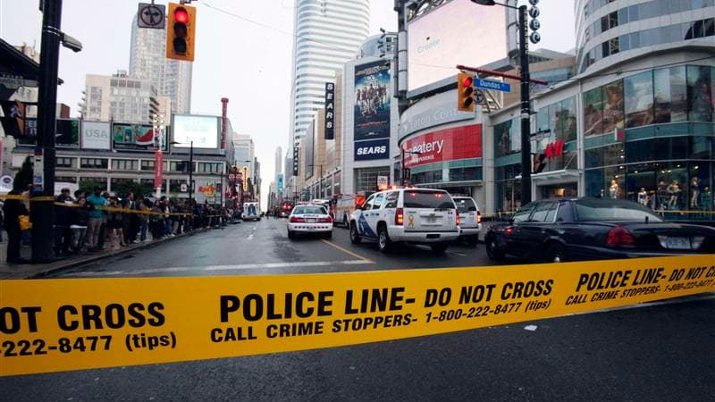 Une fusillade a fait un mort et six blessés, samedi, à l'Eaton Centre de Toronto, l'un des principaux centres commerciaux de la ville. Le tireur est toujours en liberté. /Photo prise le 2 juin 2012/REUTERS/Mark Blinch