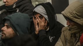 Des réfugiés syriens à bord d'un bateau des garde-côtes turcs après avoir été secourus au large de la Grèce