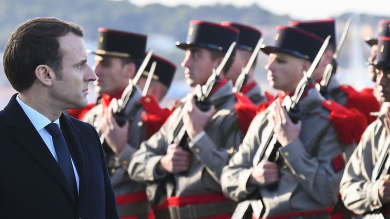 Emmanuel Macron passe les troupes en revue.