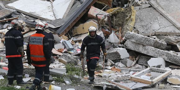 Sapeurs-pompiers dans les décombres de l'immeuble effondré de Reims, dimanche.