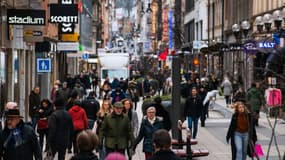 Des piétons dans une rue commerçante de Stockholm, le 4 février 2022 en Suède
