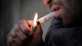 Ousmane (prénom d'emprunt), addict au crack, allume sa pipe artisanale place Stalingrad à Paris, le 2 décembre 2020      





.
     
  ..
.This "drug of the poor" has been wreaking havoc in the north-east of the capital for thirty years. Over the past 18 months, the authorities have been stepping up initiatives to try to curb the use of this smokable derivative of cocaine: reinforced police patrols, arrests of traffickers, accommodation for drug addicts but these efforts have so far been largely unsuccessful.