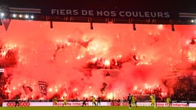 Des dizaines de fumigènes ont été craqués au Parc pour les 30 ans du Virage Auteuil