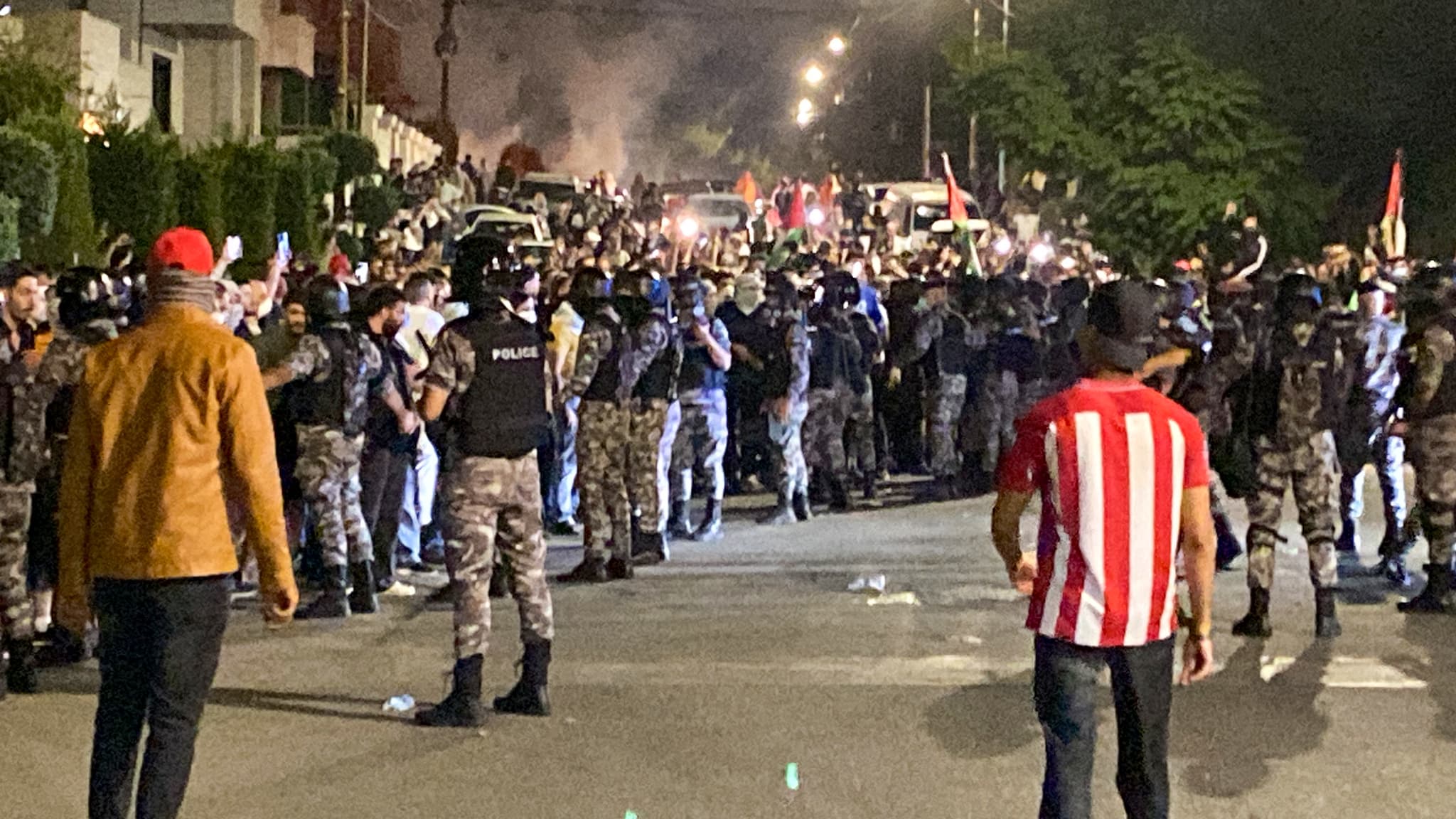 Des manifestants en Jordanie, devant l'ambassade d'Israël, le 17 octobre 2023