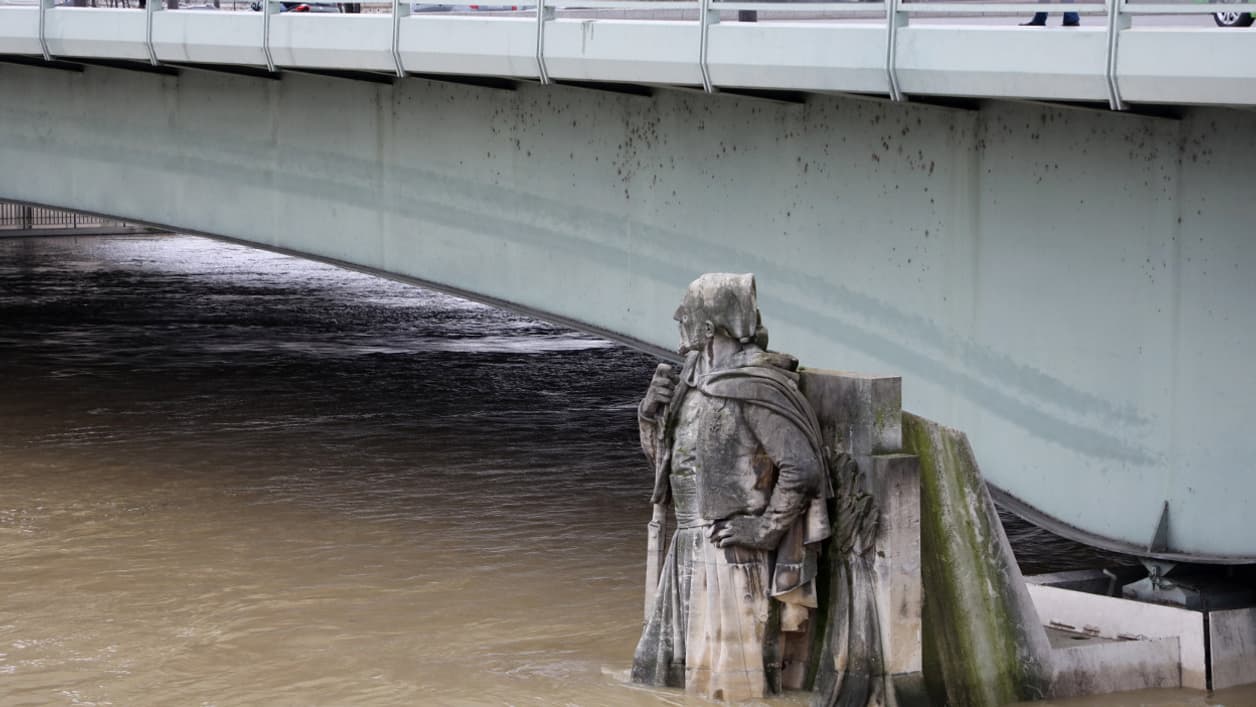 Le zouave du pont de l'Alma. Le zouave du pont de l'Alma.