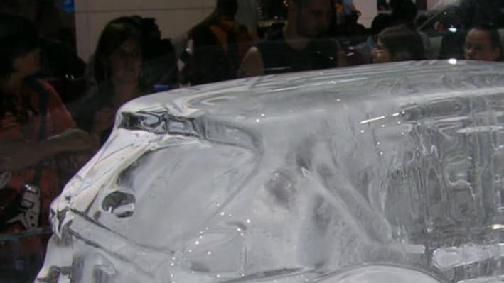Une réplique du Ford S-Max en glace Une réplique du Ford S-Max en glace