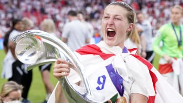 L'Anglaise Ellen White avec le trophée de l'Euro 2022 de football