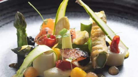 L'établissement Le Raisin, dans l'Ain, propose un menu gastronomique à 27 euros.
