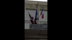 Forbach : Florian Philippot décroche un drapeau européen du centre des impôts 