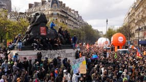 Des manifestants contre la réformes des retraites sur la place Denfert-Rochereau ce jeudi 6 avril 2023 à Paris.