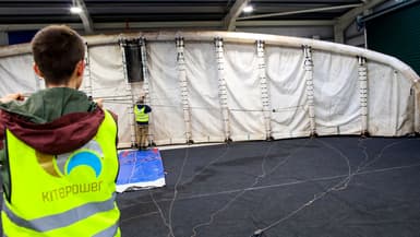 La préparation d'un cerf-volant de l'entreprise néerlandaise Kitepower avant son lancement, sur le site de lancement de Bangor Erris, en Irlande, le 18 juillet 2025.  