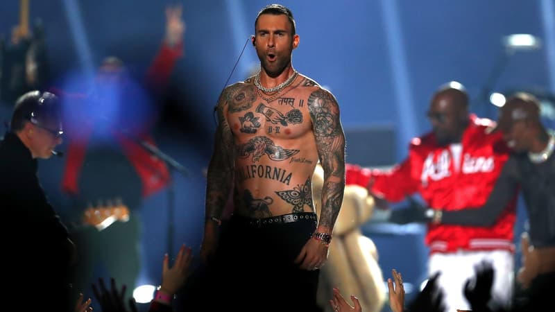 Adam Levine, leader de Maroon 5, lors du concert de mi-temps du Super Bowl