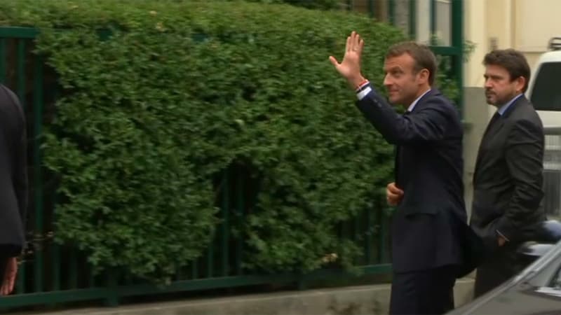Emmanuel Macron devant le domicile de Josette Audin ce jeudi.