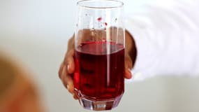 Un verre de sirop de grenadine. (Illustration)